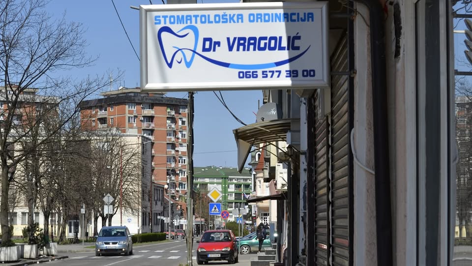 Tabla ordinacije Dr Vragolić na ulazu u zgradu u Loznici